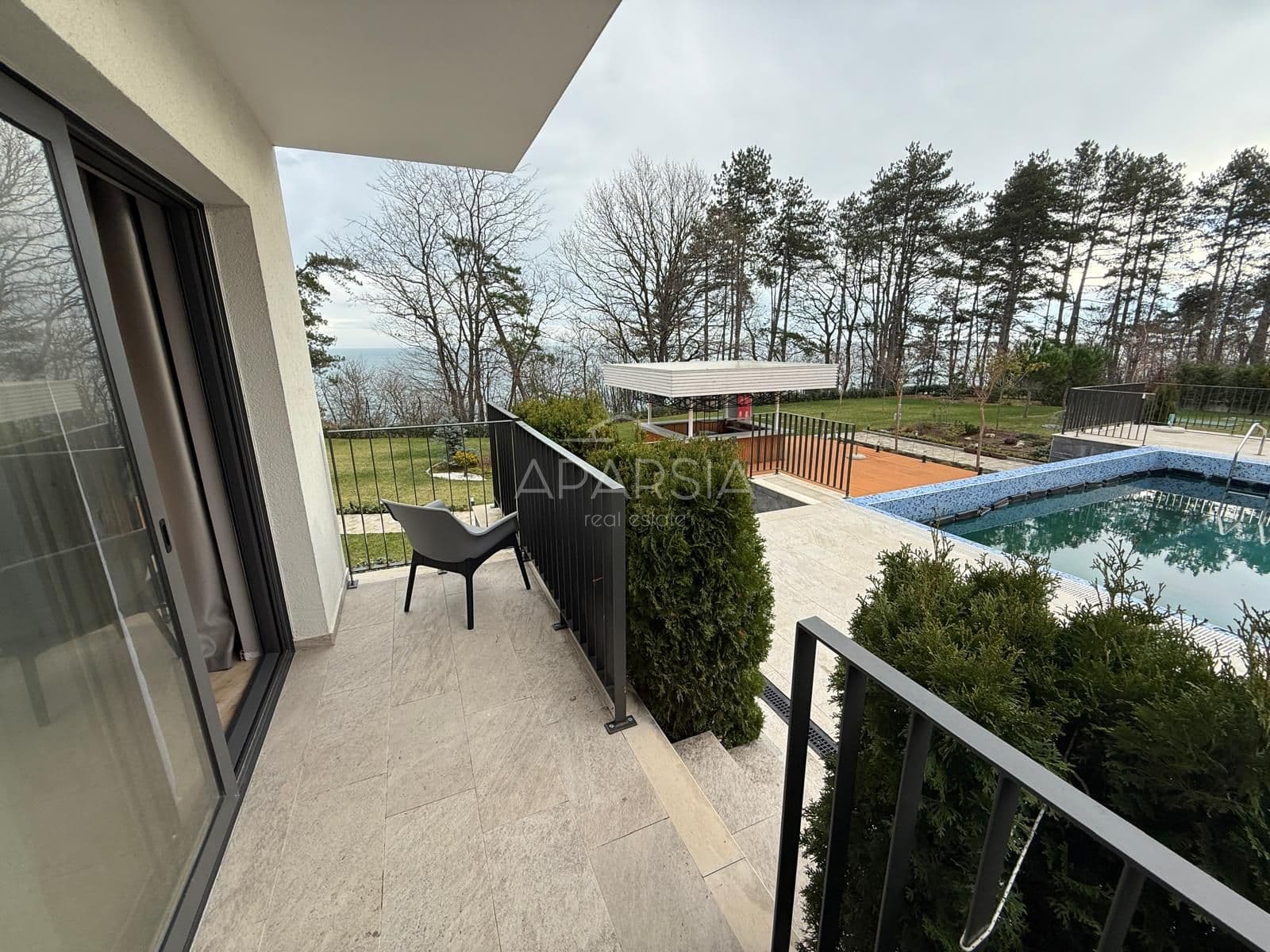 50 metrů od pláže a výhled na moře: studio v Open Sea Residence, Obzor